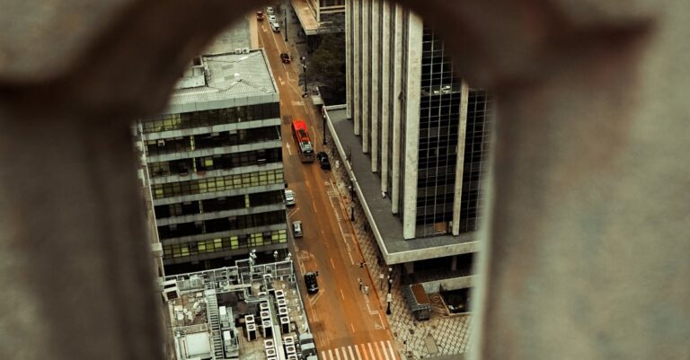 Illustration de Marchés euphoriques : Jackson Hole et accords commerciaux boostent la finance Jackson-Hole-central-bankers