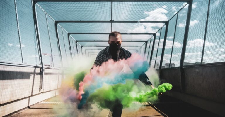 Illustration de Explosion à la Duchère : un homme cagoulé en fuite Lyon-Duchere-explosion