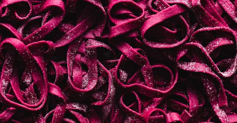 Illustration de Le Kenya face au défi des textiles usagés importés Mombasa-port-textile-bundles