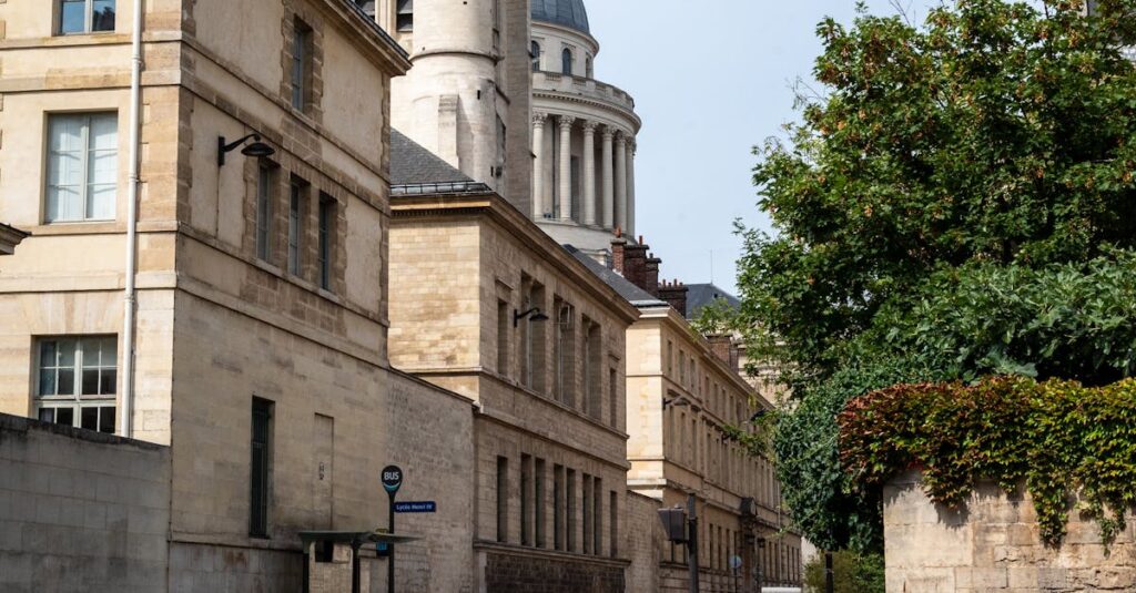 Illustration de Grève illimitée à Radio France : une rentrée sous haute tension Radio-France-building-Paris
