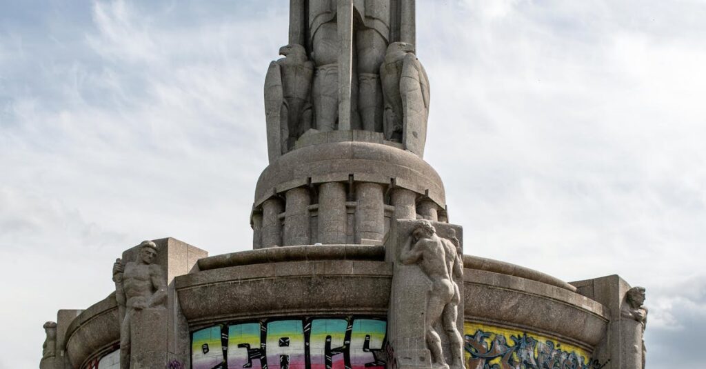 Illustration de Stèle anti-communiste : polémique à Saint-Raphaël Saint-Raphael-controversial-monument