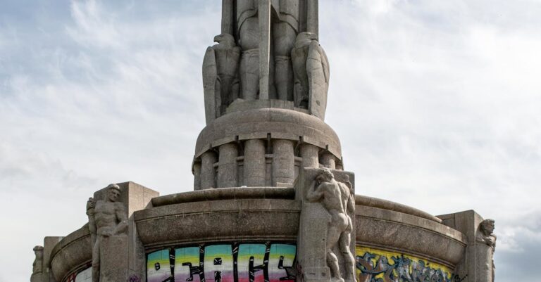 Illustration de Stèle anti-communiste : polémique à Saint-Raphaël Saint-Raphael-controversial-monument
