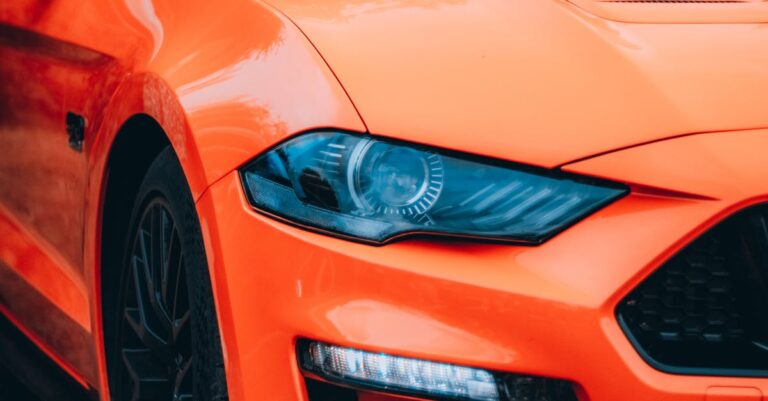 Illustration de Gainsbourg et La Marseillaise : Le Scandale qui Marqua 1980 Serge-Gainsbourg-performance