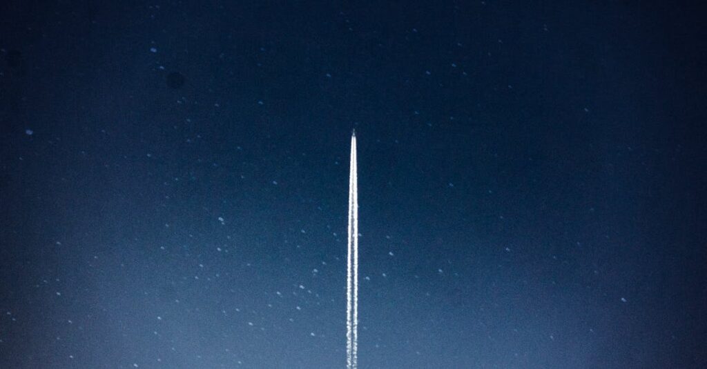 Illustration de Starship : SpaceX face à la pression d'un vol d'essai crucial Starship-rocket-launch