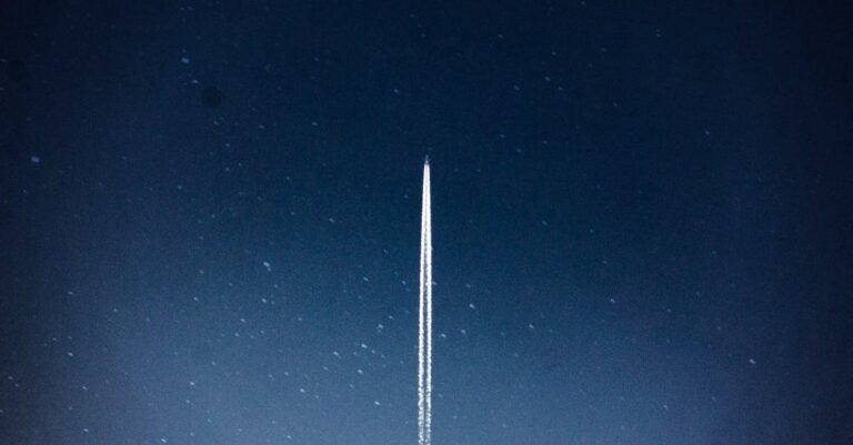 Illustration de Starship : SpaceX face à la pression d'un vol d'essai crucial Starship-rocket-launch