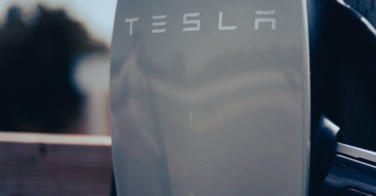 Illustration de Tesla vise la distribution d'électricité au Royaume-Uni Tesla-electricity-distribution