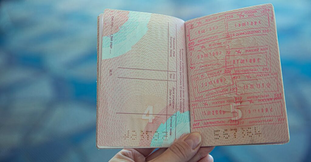Illustration de USA : Révocation massive de visas et suspension pour chauffeurs routiers US-visa-stamped