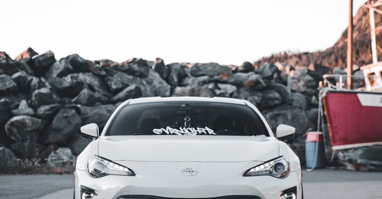 Illustration de Voitures chinoises : l'agilité qui redéfinit le marché mondial Xiaomi-SU7-car