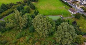 Illustration de Zelensky offre un club de golf à Trump, reçoit les clés de la Maison-Blanche Zelensky-Trump-golf