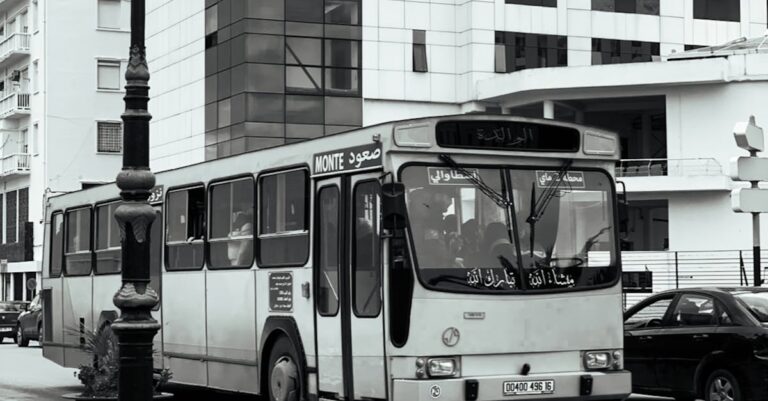 Illustration de Algérie : Deuil national après le tragique accident de bus à Alger algeria-bus-accident