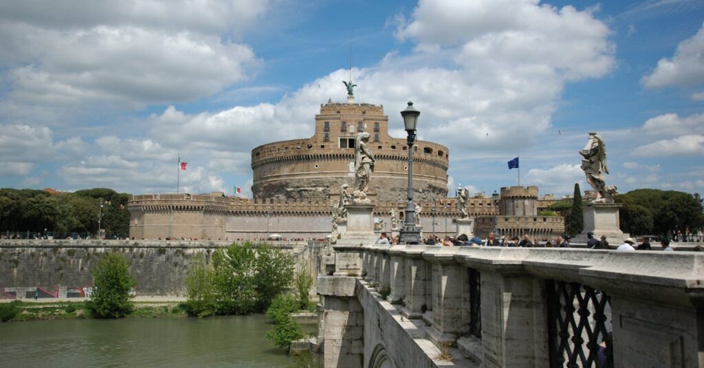 Illustration de Un mausolée romain « exceptionnel » découvert à Vienne ancient-roman-mausoleum
