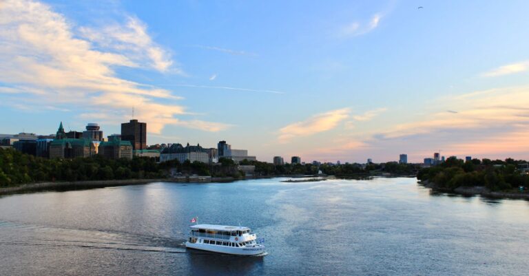 Illustration de Canada : Atouts pour Investir, Vivre et s'Expatrier canada-parliament-building