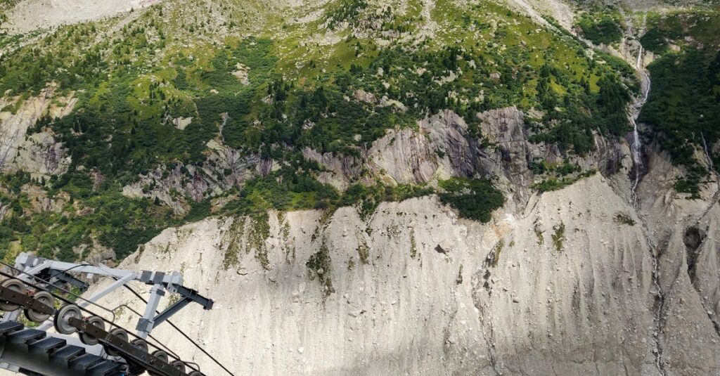 Illustration de Drame à Chamonix: Deux Jeunes Morts dans un Éboulement chamonix-rockfall-car