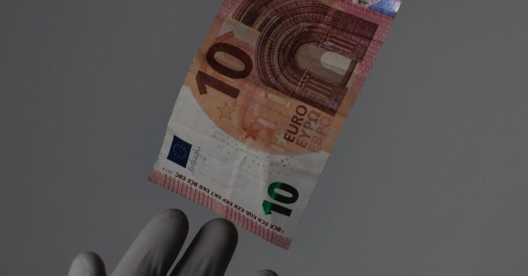 Illustration de Dons aux associations : vers une baisse des avantages fiscaux ? charity-donation-finance