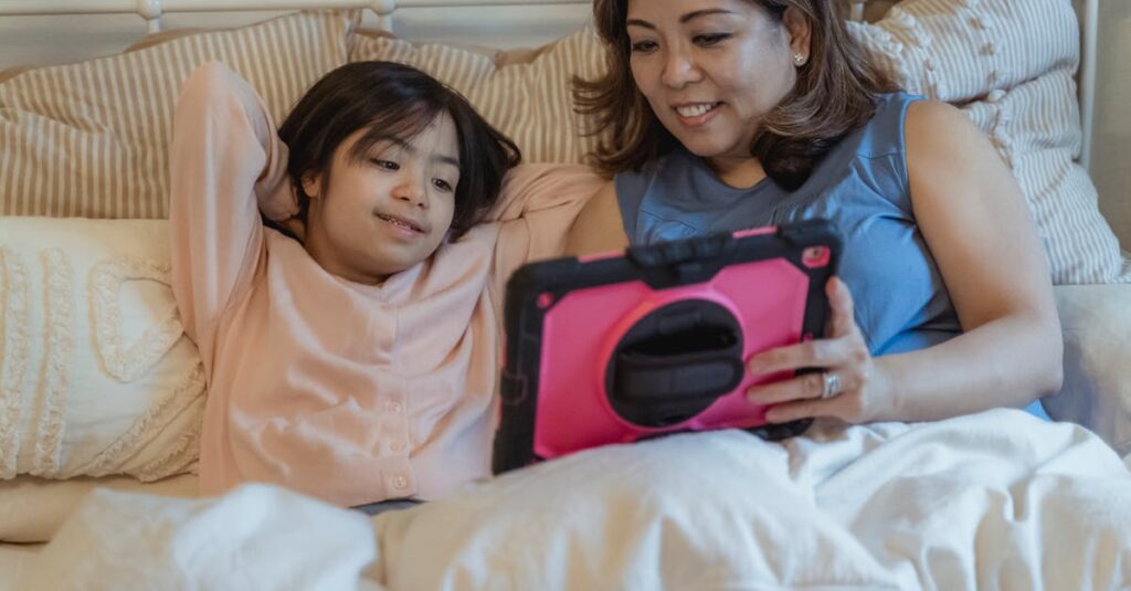 Illustration de Sharenting: Clara Chappaz alerte sur les dangers des photos d'enfants en ligne child-social-media