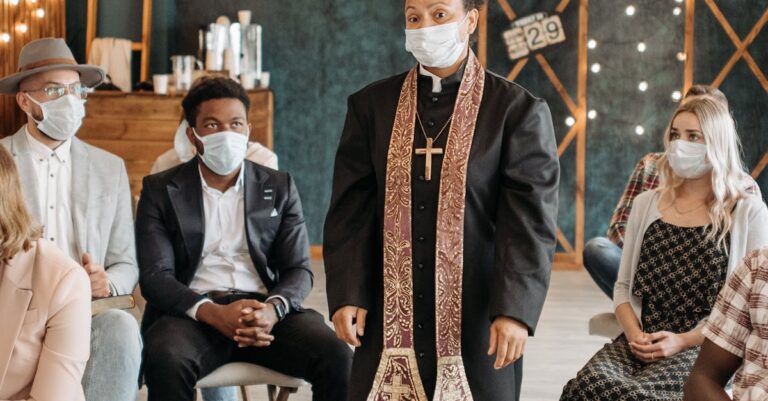 Illustration de Archevêque de Toulouse : les évêques de France demandent de reconsidérer la nomination clergy-meeting-discussion