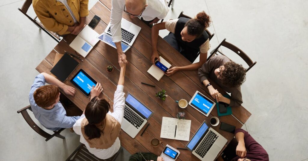 Illustration de Inégalités ethno-raciales au travail : un impensé persistant diversity-workplace-discussion