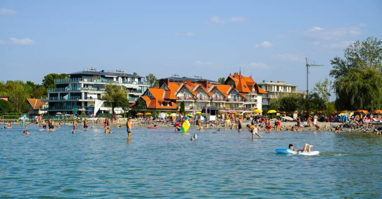 Illustration de Vacances : 40% des Français restent chez eux par contrainte financière family-enjoying-free-summer-activities-Angers