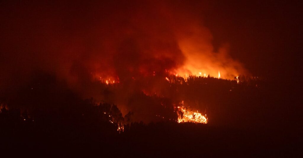 Illustration de Feux de forêt en Espagne : 1000 personnes évacuées, site UNESCO menacé firefighters-forest-fire-Spain