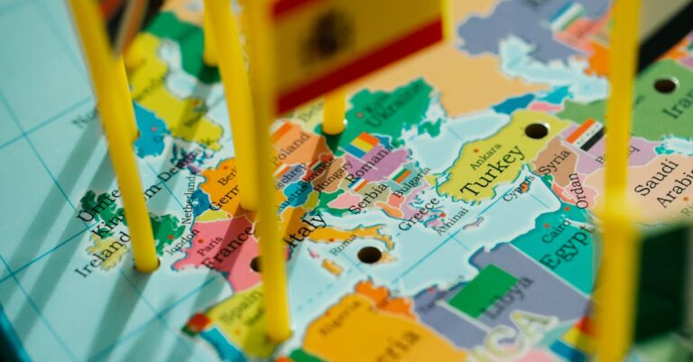 Illustration de Nouvelles taxes douanières US : l'impact mondial global-trade-tariffs-map