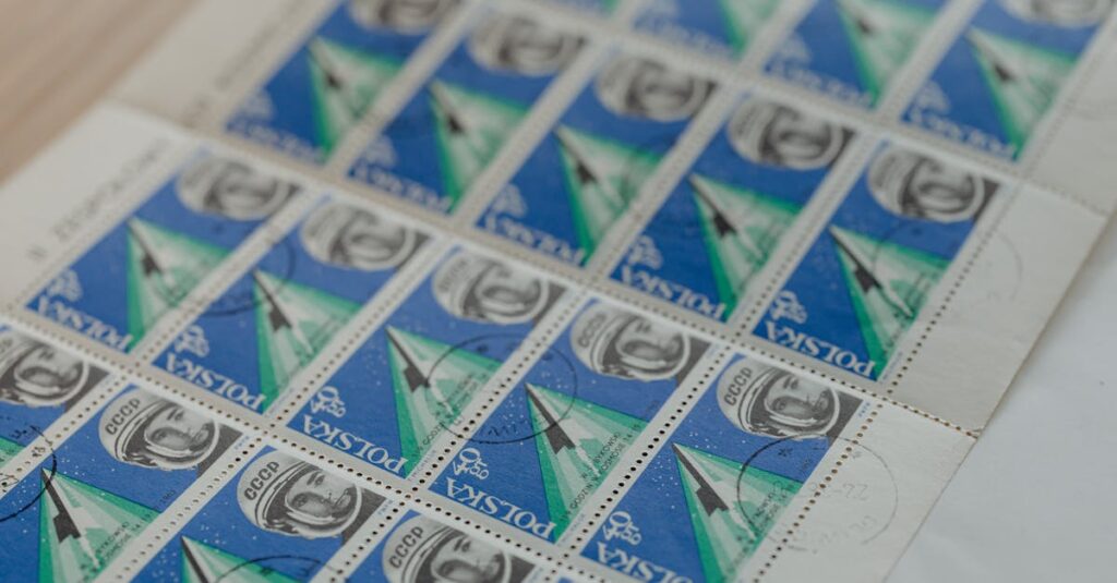 Illustration de La Poste : forte hausse des tarifs postaux et colis en 2026 green-postage-stamp