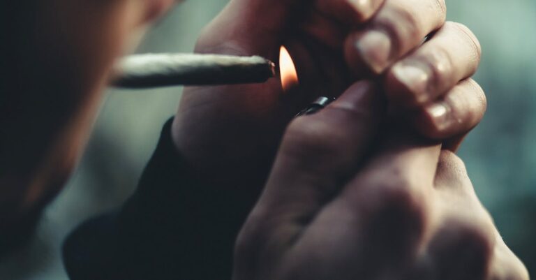 Illustration de Retrait du titre de séjour après profanation du Soldat inconnu man-lighting-cigarette-Unknown-Soldier-flame