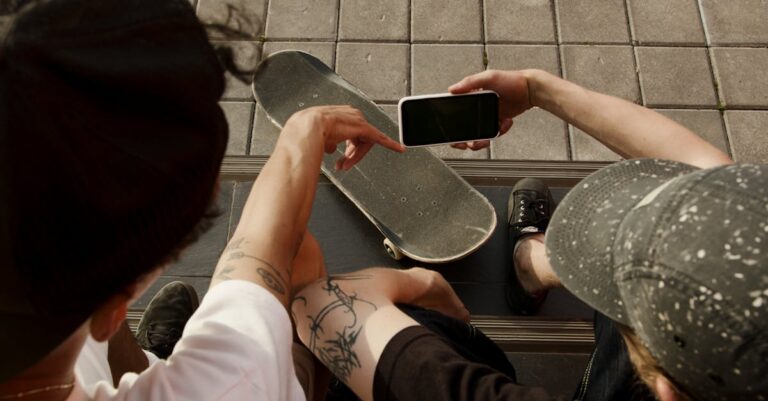 Illustration de Mort du streamer : l'Arcom mise en cause par les députés man-looking-phone