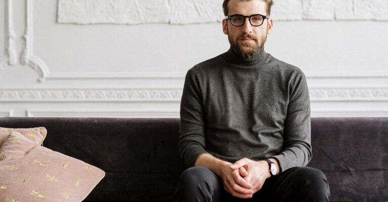 Illustration de Gérer les émotions: clés du Dr. Fanget face à l'anxiété man-thinking-psychologist