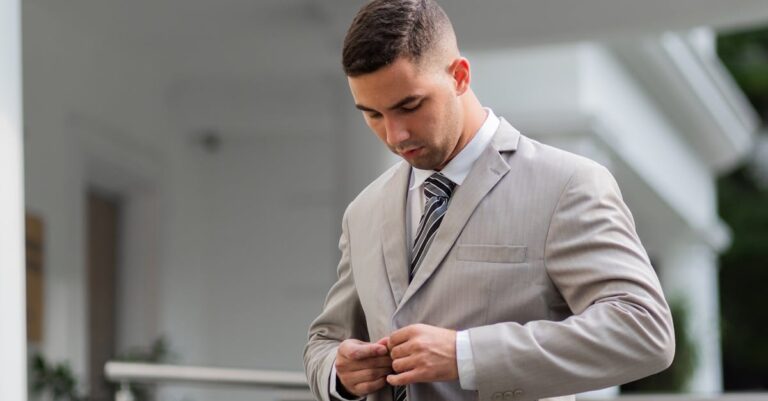 Illustration de Tenues légères au bureau : le débat qui divise en été office-summer-outfit
