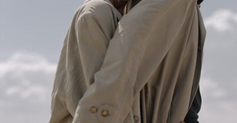 Illustration de Retraite à l'étranger : anticipez pour mieux en profiter older-couple-beach