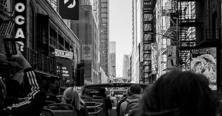 Illustration de Tragédie à New York : cinq morts dans un accident d'autocar overturned-tour-bus-New-York