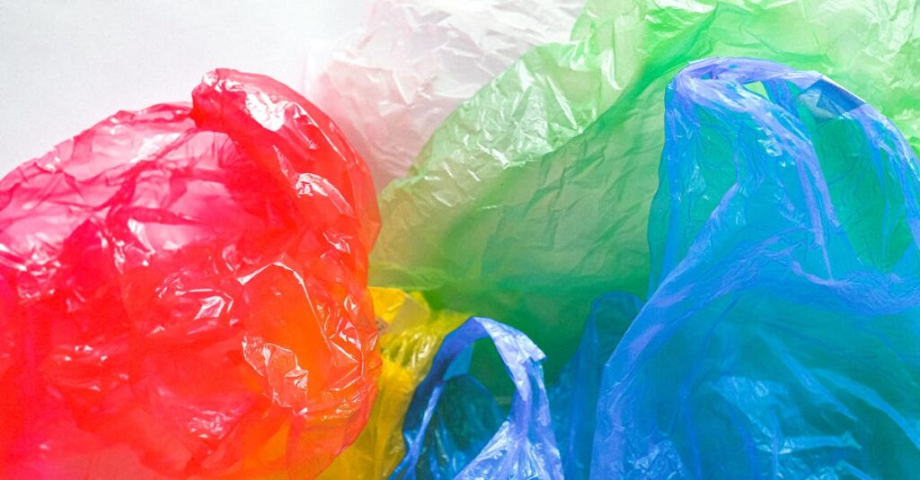 Illustration de Pollution plastique invisible : la menace des microplastiques plastic-pollution-microplastics