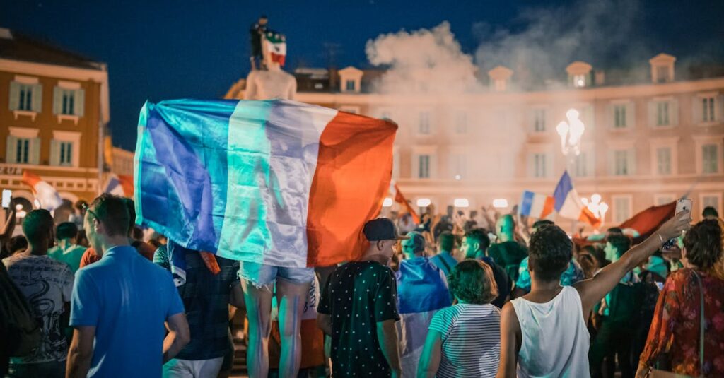 Illustration de Vote de confiance : la contestation s'organise face à Bayrou protest-crowd-french-flag