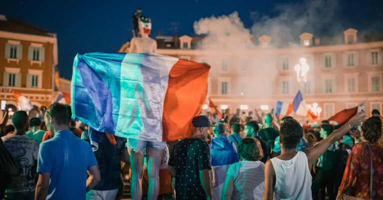 Illustration de Vote de confiance : la contestation s'organise face à Bayrou protest-crowd-french-flag