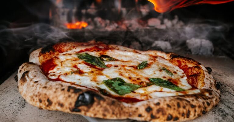 Illustration de Timeleft: Dînez avec des inconnus et élargissez votre cercle social restaurant-dining-strangers