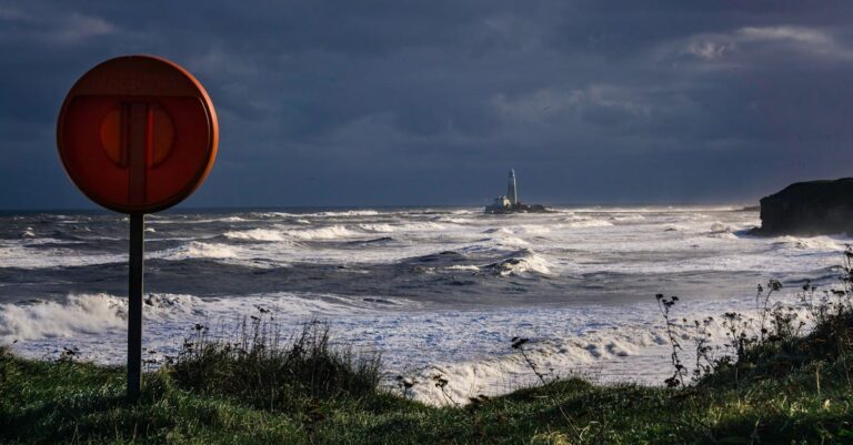 Illustration de Tempête Floris : le Nord de la France sous surveillance storm-England-coast