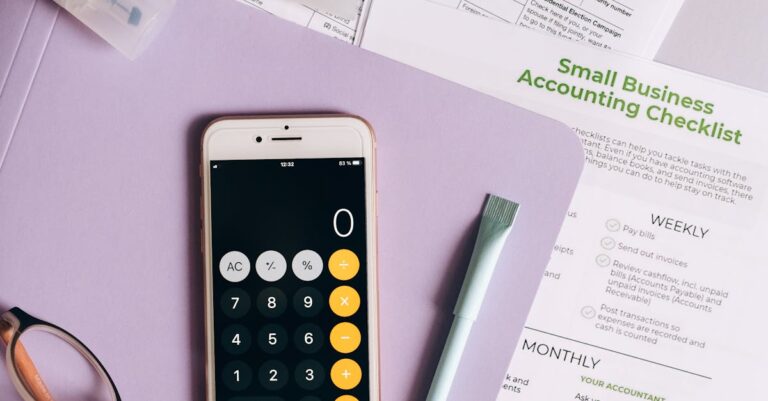 Illustration de Déclaration de revenus 2024 : ce qui change pour vous ! tax-forms-paper