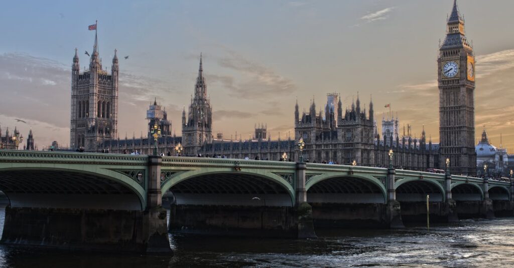 Illustration de Royaume-Uni : Sécurité en ligne et liberté d'expression uk-government-building