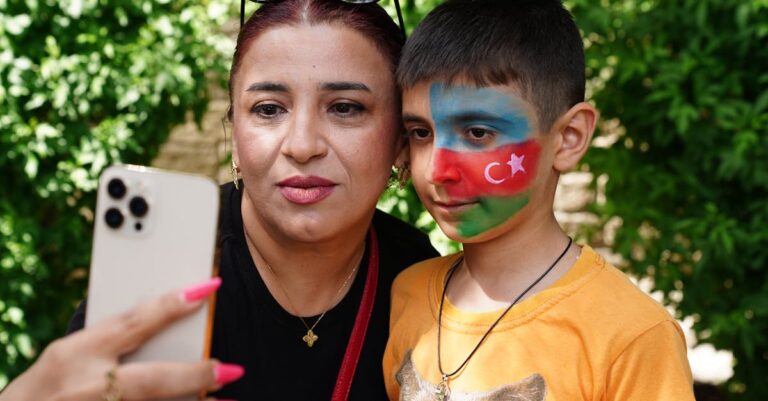 Illustration de Déconnexion en vacances : le défi des salariés français vacation-smartphone-stress