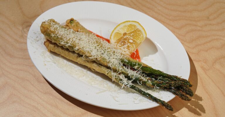 Illustration de Végétarisme : Santé avant tout, une histoire méconnue vegetarian-food-plate