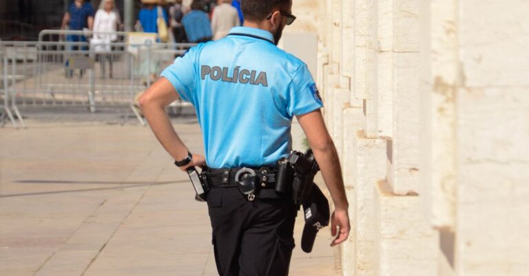 Illustration de Disparition d'un ex-général : Alger sous haute tension Algerian-police-patrol