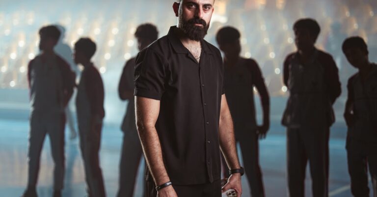 Illustration de Asaf Avidan envoûte Montreux avec les teintes cinématographiques d'Unfurl Asaf-Avidan-stage-performance