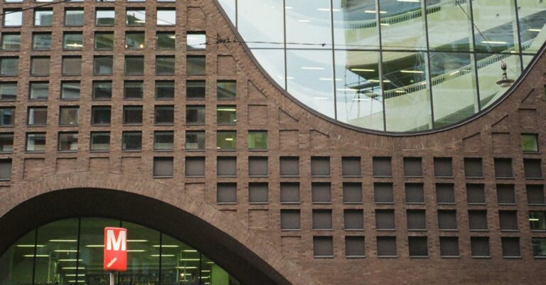 Illustration de Auchan : le plan social de 2 389 emplois invalidé par la justice Auchan-supermarket-entrance