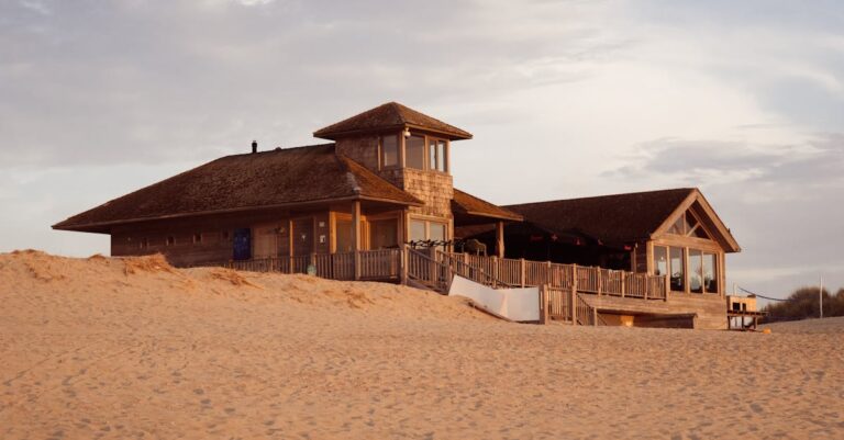 Illustration de Résidences secondaires: la Flandre-Occidentale condamnée à rembourser la surtaxe Belgian-coastal-house