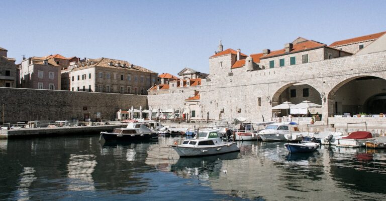 Illustration de Immobilier : le marché menacé par l'instabilité politique Ciboure-housing-port