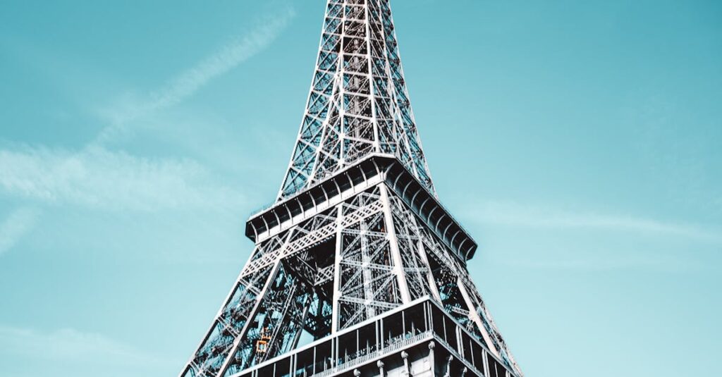 Illustration de La culture française séduit, malgré une image individuelle mitigée Eiffel-Tower-tourism