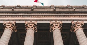 Illustration de Menaces contre un juge : Macron défend l'État de droit après la condamnation de Sarkozy French-justice-courthouse