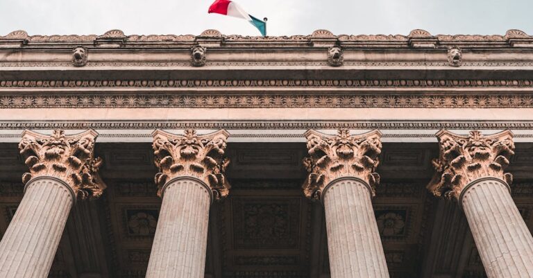 Illustration de Menaces contre un juge : Macron défend l'État de droit après la condamnation de Sarkozy French-justice-courthouse