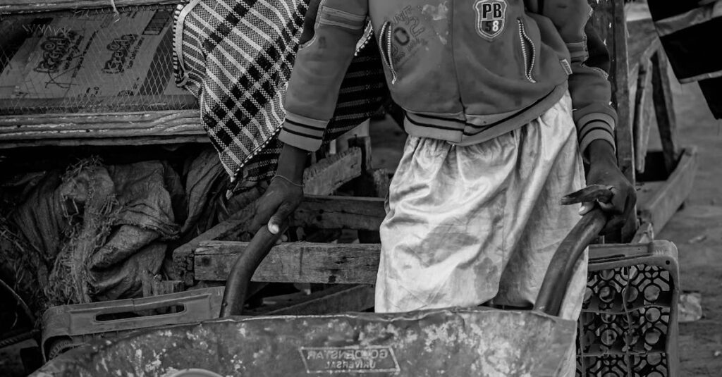 Illustration de Incertitudes 2025 : L'avenir du travail en France sous tension French-labor-market