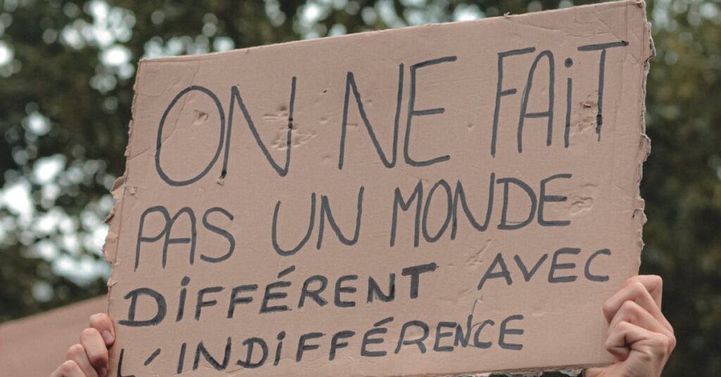 Illustration de Crise politique : la recherche du bon timing pour Macron French-political-crisis-3